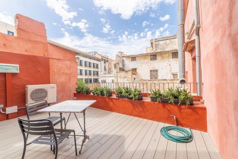 Exclusive luxury apartment for sale in a building dating from the beginning of the 20th century with only four units, refurbished to the highest level regarding finishings and equipment. It is located in the historic center of the city. The propertie...