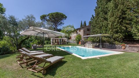 Il Casale Cetona Country Chic è situato nelle immediate vicinanze di Cetona (SI) e di tutti i suoi servizi. Nel complesso la proprietà è costituita da 5 edifici oltre al casale principale di c.ca 360 mq. situato al centro del parco. Il casale padrona...