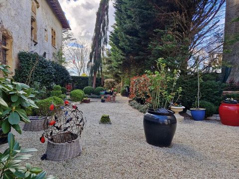 In de stad Charolles, in het zuiden van Bourgondië. Dit voormalige kasteel van de Heren van de Madeleine werd gebouwd in de 14e eeuw op de top van de dominante heuvel van Charolles. De renovatie van het huis duurde bijna twintig jaar voor de 400 m² w...