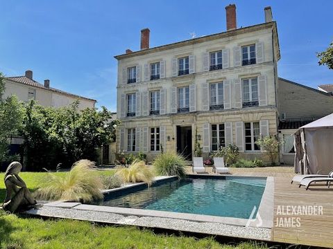 Cette somptueuse maison de maître, véritable chef-d'oeuvre d'architecture et de raffinement, est nichée au coeur de la charmante ville de Marmande. Chaque détail de cette propriété, entièrement rénovée avec goût par les propriétaires actuels, a été c...