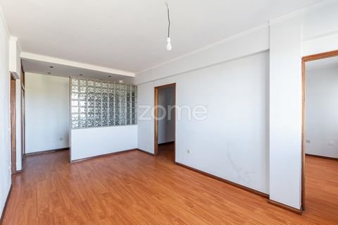 Identification de la propriété : ZMPT568474 Appartement de 1 chambre, transformé en T1+1, situé dans le centre de Matosinhos, à proximité du métro, des services et des transports en commun. Cet appartement est au septième étage, avec une excellente e...