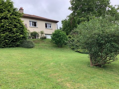 Dans le bourg, profitant d'un environnement calme, voici un joli havre de paix avec son parc arboré, découvrez un séjour double, une cuisine deux chambres et une salle d'eau au 1er Au niveau du garage deux autres chambres, une chaufferie et un cellie...