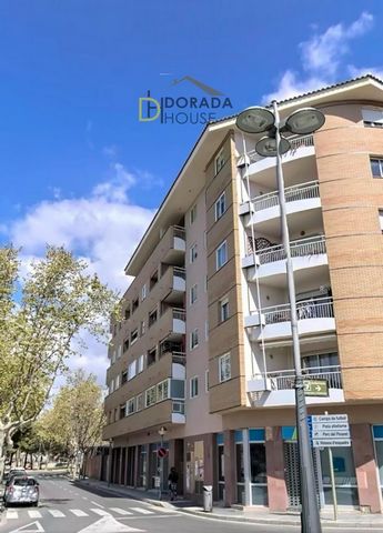 I present this fantastic apartment located in the heart of Cambrils. ~Located near schools, pharmacies, shops and services built in 2002. It is ideal as a first residence. ~This property has a hall, 4 bedrooms of which one is a suite with its bathroo...
