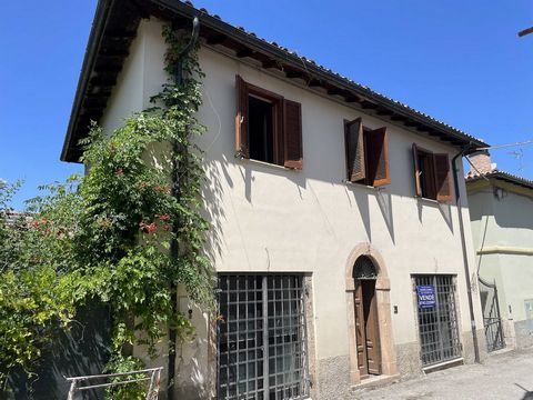 In Norcia, im Herzen des historischen Zentrums und nur wenige Schritte vom Corso Sertorio entfernt, bieten wir ein entzückendes Einfamilienhaus auf zwei Ebenen zum Verkauf an. Dieses Haus im Erdgeschoss ist leicht mit dem Auto erreichbar und verfügt ...