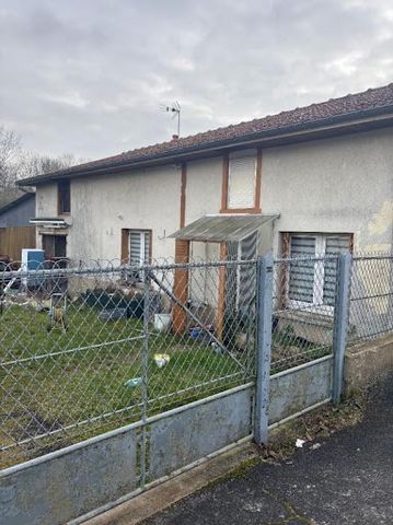 Maison composée Rez de chaussée une cuisine -un salon salle à manger une chambre - une buanderie salle de bain -WC chauffage avec chaudière à granulé en plus un poêle à granulé se trouve dans le salon ballon d'eau chaude thermodynamique électricité e...