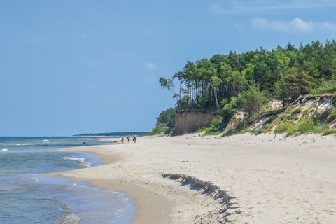 Het vakantiehuis, dat pas in 2021 is gebouwd, is ideaal als accommodatie voor een gezinsvakantie. Het is sfeervol en modern ingericht en biedt u zowel een open woon-/eetkamer als een overdekt terras met tuinmeubelen. Sluit de avond af met een koel dr...