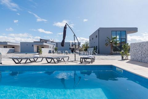 From our offer, we highlight a unique investment opportunity in the growing tourism market of the Adriatic, located on one of Croatia's most desirable islands – Vir Island. This elegant resort, with a total land area of 3,560 m², offers nine modernly...