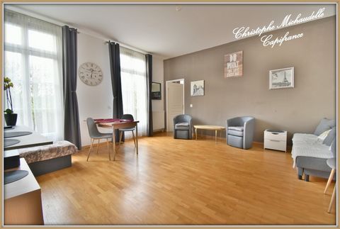 Christophe Michaudelle CAPIFRANCE vous propose : à Bailly Romainvilliers secteur recherché, très bel appartement reez de chaussée, 2 pièces 55 m², place de stationnement, grande terrasse, 5 kms RER A