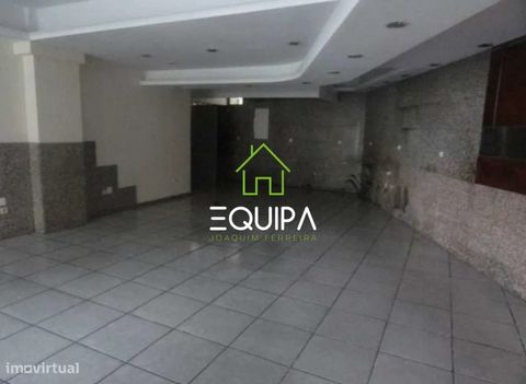 **Espaço Comercial Amplo e Versátil em S. Tiago de Candoso** Apresentamos uma oportunidade única para o seu negócio! Este espaçoso imóvel comercial, localizado na freguesia de S. Tiago de Candoso, oferece uma área bruta de 192 m² , ideal para diversa...