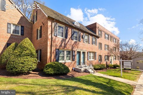Entdecken Sie diese charmante Wohnung im Stadthausstil mit 2 Schlafzimmern und 1 Bad in einem wunderschönen, von Bäumen gesäumten Block in Fairfax Village. Egal, ob Sie auf der Suche nach Ihrem zukünftigen Zuhause oder einer fantastischen Investition...