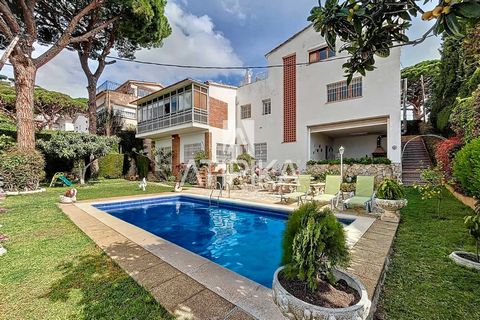 House with potential on a well-distributed plot with sea viewsin one of the most residential areas of Premià de Dalt. It is divided into 3 floors connected by stairs and has a total of 281m² built on a 640m² plot. Thanks to its unbeatable orientation...