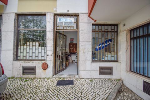 Apresentamos esta excelente loja com dois pisos, ideal para qualquer tipo de negócio que não exija saída de fumos. - Localização privilegiada nos Moinhos da Funcheira, uma zona com grande circulação e fácil acesso. - Dois pisos amplos, perfeitos para...