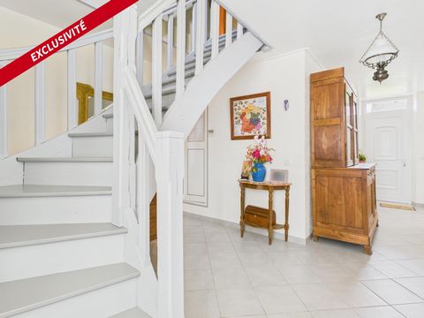 Twenty minutes from Troyes and less than 2 hours from Paris, come and discover this magnificent farmhouse located in the heart of a village in the Pays d'Othe. If you are looking for a healthy property with space, this house is for you. A beautiful f...