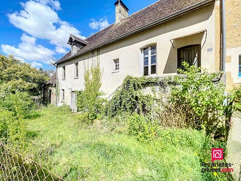 Located in the heart of the charming historic village of René, just behind the sixteenth-century covered market, this building to renovate has great potential with its 185 m² of living space. On the ground floor, a first room of 40 m² gives access to...