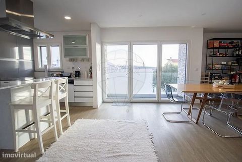 Moradia de Luxo junto às praias da Ericeira  Fantástica moradia triplex, tipologia T3+1, com arquitetura contemporânea e acabamentos de luxo. Localização privilegiada na Freguesia da Carvoeira, Concelho de Mafra, a apenas 700m da praia da Foz do Rio ...
