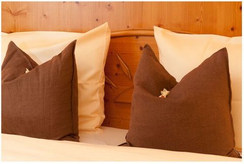 Die 76 qm große Ferienwohnung ist mit zwei getrennten Schlafzimmern mit Doppelbetten, Wohnzimmer mit Essecke, eigener Klafs-Sauna mit Infrarot-Wärmesitz, Bad mit Doppelwaschbecken, Dusche und Badewanne und separaten WC ausgestattet. Ein eigener Garte...