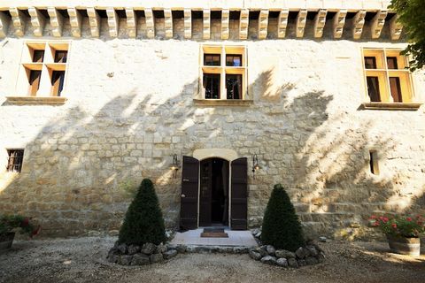 Le Four a Pain (a real old bread oven) is cozy and can accommodate up to 4 people. The house offers enough privacy and is ideal for a family with 2 children, also because there is 1 open bedroom, where the parents' area (with a double bed) is separat...