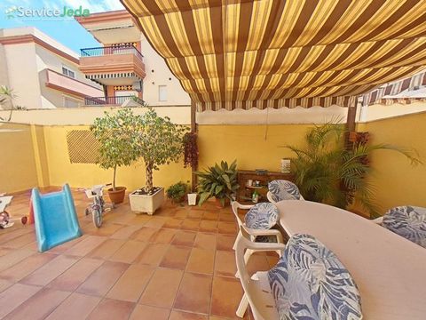 Imagina un lugar donde la brisa del mar acaricia tu piel a pocos metros de tu puerta. Este luminoso y acogedor piso en Torrox, Málaga, ofrece una ubicación privilegiada, con el mar como vecino y la tranquilidad como compañero. Con una amplia terraza ...
