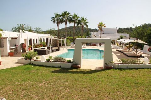 Esta hermosa finca de 300 años bien mantenida es una visita obligada para familias y grupos. La villa es espaciosa y completamente vallada. En el jardín hay una gran piscina y jacuzzi, hamacas, sillas y un bar al aire libre con una larga mesa de come...