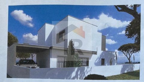 Moradia T3 Lote de terreno com 280 m2 Moradia T3 isolada em projeto já aprovado para construção a em linhas contemporâneas com área total de construção de 125m2. No piso térreo dispõe de quarto com roupeiro embutido, casa de banho, hall de entrada, e...