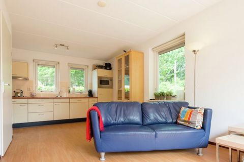 Dit charmante vakantiehuis in Heeten biedt een comfortabel en uitnodigend toevluchtsoord met een moderne open woonkamer die naadloos overgaat in een privétuin en terras. Gasten kunnen buiten ontspannen met een barbecue of binnen ontspannen met een ge...