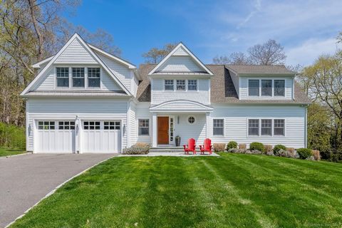 Discover Darien luxury in this custom-designed 2018 home. From the moment you enter, you'll appreciate the superior quality materials and finishes that define every inch of this residence, complemented by soaring 9' ceilings. The bright, open and air...