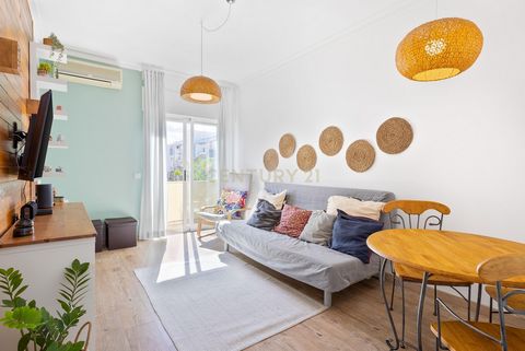 Apresentamos este excelente apartamento localizado na Rua Dr. Silva Nobre, em São Brás de Alportel numa zona tranquila e central, ideal para viver com conforto e qualidade de vida. Situado no 2º andar de um prédio sem elevador, este apartamento foi t...