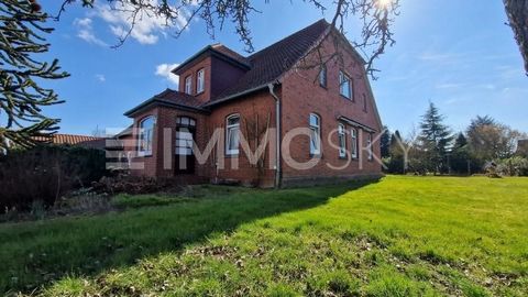 Dieses freistehende Einfamilienhaus aus dem Jahr 1935 bietet mit einer großzügigen Wohnfläche von ca. 170 m² und einem weitläufigen Grundstück von 1.168 m² jede Menge Platz für Ihre Wohnträume. Hier können Sie Ihrer Kreativität freien Lauf lassen und...