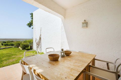 Villa T2 con Vista Panorámica a la Ría Formosa – Pedras D'El Rei, Tavira Les presentamos esta encantadora villa de 2 dormitorios, ubicada en una parcela de 348 m², en el prestigioso complejo turístico Pedras D'El Rei, en Santa Luzia – Tavira, a pocos...
