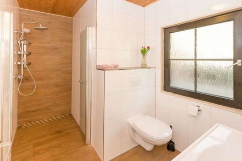 Dit gezellige vakantiehuis ligt aan de rand van natuurgebied Weserbergland. In de 850 m² grote tuin rondom het huis kunt u genieten van de heerlijke zomerzon. Mocht het niet helemaal droog zijn, of zoekt u gewoon wat schaduw, dan kunt u heerlijk in d...