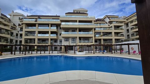 Apartamento frente al mar, La Duquesa - Costa del Sol.Excelente inversión como apartamento de alquiler de vacaciones. Una rara oportunidad de poseer la única propiedad actualmente a la venta en este complejo de playa de primera línea buscado, ofrecie...