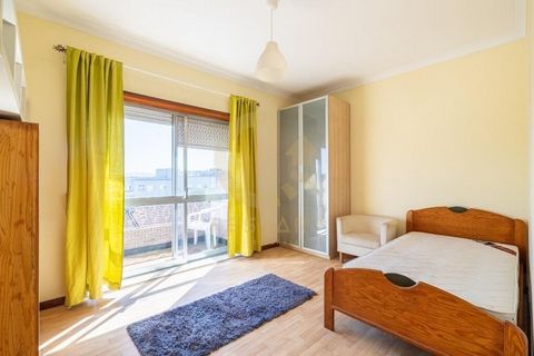 Apartamento T3 com excelente potencial de modernização, localizado em Águas Santas, a poucos minutos da Quinta da Picua. Situado num 3.º andar (sem elevador), este apartamento tem um hall de entrada amplo, uma sala acolhedora, duas casas de banho (um...