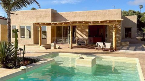 DISPONIBLE EN JUNIO POR UN MES (*) Villa moderna y minimalista con un diseño genuinamente mediterráneo, pensada para una pareja con niños que quiere pasar unas vacaciones rodeada de los pinos piñoneros del parque natural de La Breña y Marismas de Bar...