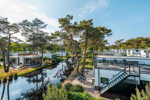 Dit moderne vakantiehuis ligt op het ruim opgezette vakantiepark Resort De Zanding, omringd door natuurgebieden, waaronder het Nationale Park De Hoge Veluwe, op 19 km. ten noordwesten van de gezellige stad Arnhem. Het kleinschalige centrum van Otterl...