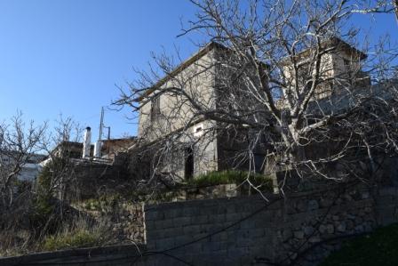 Schinokapsala Vecchia casa o vendita a Schinokapsala. Ha una superficie di 50 m2 e necessita di ristrutturazione. La proprietà si trova su un terreno di 500m2. Si compone di 2 camere in totale. L'acqua e l'elettricità possono essere facilmente colleg...