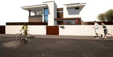 This fantastic plot of 917 m2 with an approved project for a contemporary villa with 200 m2 of construction area is located in the municipality of Mafra, just a few minutes from the entrance of the A8 to Lisbon and two steps from Mafra where you can ...