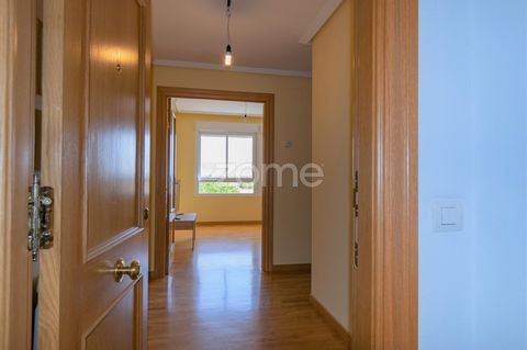 Identificação do imóvel: ZMES506366 ZOME INMOBILIARIA presents Pisazo in Lardero with a lot of light and very wide holes. It is distributed in 3 bedrooms, two of them with fitted wardrobes, rectangular living room with large windows which allows us t...