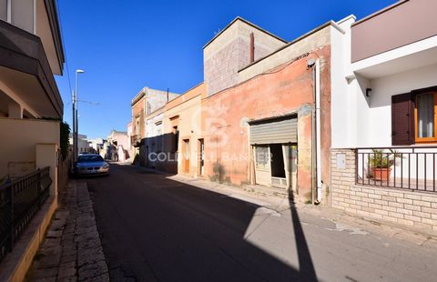 APULIA - LECCE - SPONGANO (LE) In Spongano, we are pleased to offer for sale a ground floor storage room of about 110 sqm consisting of a single room with bathroom and solar area of exclusive property. The property, formerly used as a business premis...