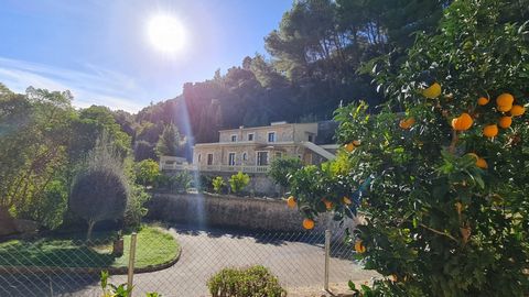 Als je Mallorca nog niet kent, ken je het echte paradijs niet, waar het blauw van de lucht en de zee, het licht van de zon en de verscheidenheid aan groentinten van de vegetatie een extase van vrede en harmonie oproepen. Het huis is gelegen in Esporl...