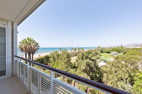 This penthouse is completely renovated and is arranged as follows: From the entrance, we access the spacious and bright living-dining room, which has large windows with sea views. The living room has a fireplace, which creates a cosy and calm atmosph...