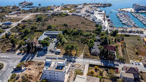 Kastela, Kastel Gomilica - center Building land for sale in the K-zone of 3.200 m2 along the Kastela road and Marina Kastela. Dimensions approx. 50m x 60m In the business zone K, it is possible to build and arrange commercial service, utility - servi...