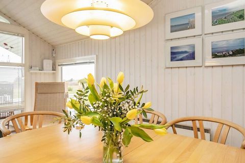 Cottage avec bain tourbillon et sauna, construit en 1996 et rénové en 2015, situé par Humble. Depuis le salon et la terrasse, il y a une vue sur Marstalbugten à Ærø et Ristinge Klint avec un beau coucher de soleil sur la mer. Département de cuisine m...