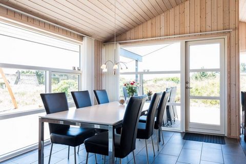 Grand joli cottage sur beau terrain naturel près de la ville et de la plage à Henne avec de belles vues sur la bruyère et les dunes. Le chalet est partout décoré avec beaucoup de goût avec des meubles de bonne qualité. Dans le chalet, il y a une cuis...