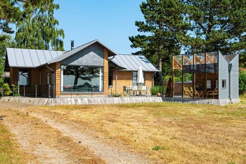 Holiday home with whirlpool located a stone's throw from the water with a beautiful view of Begtrup Vig. The house contains i.a. three good rooms, open kitchen / family room and a nice living room. The view is enjoyed from the rooms, living room and ...