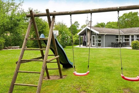 Chalet spacieux avec bain à remous et sauna situé sur grand terrain naturel avec 30 m & # 178; terrasse, maison de jeu, balançoire et emplacement pour feu de camp par Fjellerup Strand. Le salon encastré dispose, entre autres, de la télévision par sat...