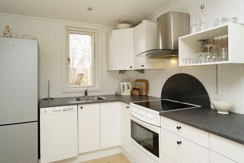 In der Nähe des Meeres und der Grünflächen bei Tuse Næs liegt dieses helle Ferienhaus. Das Haus verfügt über eine gut ausgestattete Küche von 2022, die in offener Verbindung mit dem Wohnzimmer und dem Essbereich mit Holzofen steht. Vom Wohnzimmer hat...