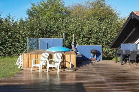 Bei Hummingen finden Sie dieses 2021 renovierte Ferienhaus mit einer großen Terrasse mit eingelassenem Badezuber. So vermeidet man geschickt den Aufstieg über eine schmale Leiter ins vorgewärmte Wasser. Die große Terrasse bietet zudem Platz zum Sonne...