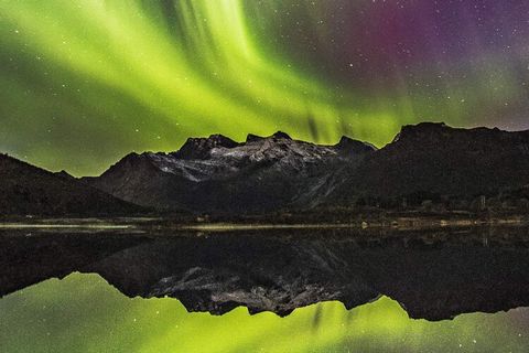 Frei stehendes Ferienhaus in besonders attraktiver Lage, unmittelbar am Wasser des Raftsundet auf den Lofoten! Von Haus und Terrasse hat man wirklich herrliche Panoramaaussicht zur Fahrrinne im Sund sowie zum majestätischen Gebirge am anderen Fjorduf...