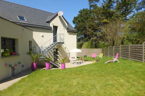 The holiday apartment, furnished with great attention to detail, is on the upper floor of the extension of a private house (the ground floor is not inhabited!) You have a completely separate entrance and a beautifully landscaped private terrace and g...