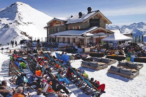 The high-quality apartments in the Mountain View are located directly at the Kaltenbach cable car mountain station in the middle of the ski area. When designing and furnishing, attention was paid to creating a feel-good atmosphere - high, open and li...